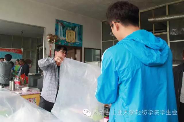 同学们粘合裁剪塑料布