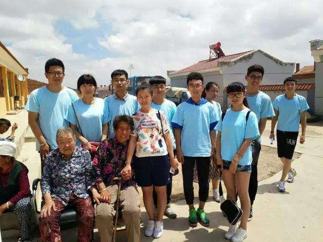 轻工与纺织学院团总支书记宋培培老师慰问老革命者家属并与其合影留念