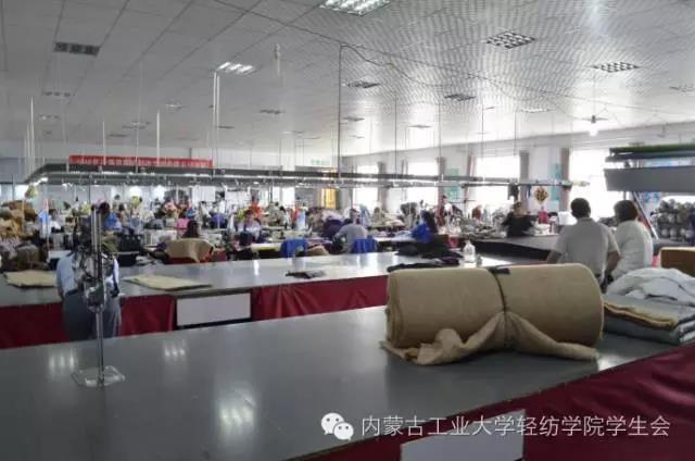 工作人员带领我们参观了服装制作流水线