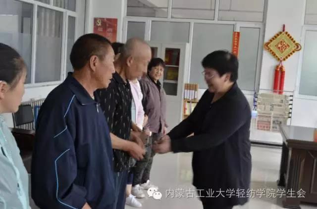 “三下乡”社会实践重点队代表轻工与纺织学院,对由服装产业工业园区的八家服装公司挑选出的八个生活水平相对贫困的技工家庭出一份微薄之力